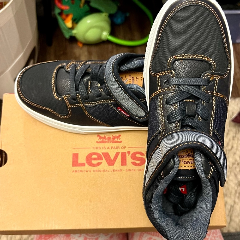 Levi’s Boys shoes size 4.5 -Davis Denim Navy/Reverse